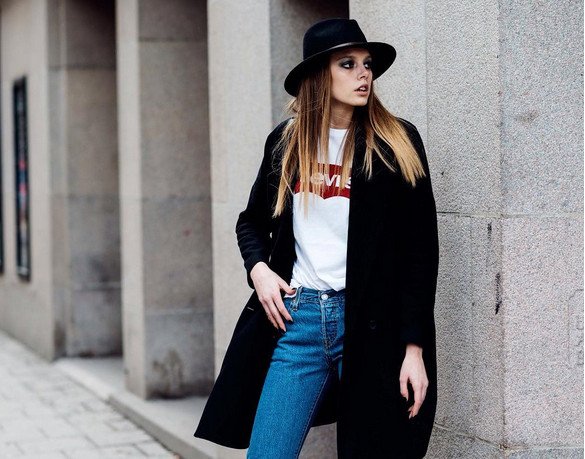 Πώς ένα απλό, φαρδύ t-shirt Levi's έχει γίνει απόλυτη μόδα -Το φορούν με τα πάντα [εικόνες] | iefimerida.gr 9