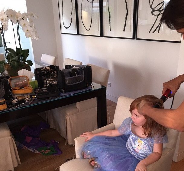 Φρενίτιδα στην Αυστραλία για την 3χρονη κοκκινομάλλα fashionista: Τη σέρνουν από show σε show [εικόνες] | iefimerida.gr 9