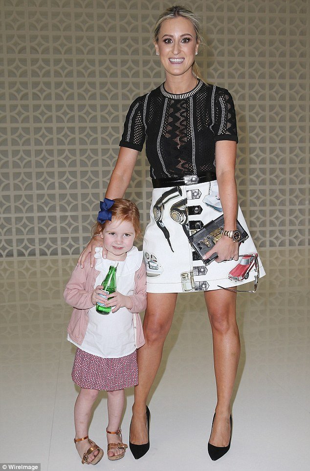 Φρενίτιδα στην Αυστραλία για την 3χρονη κοκκινομάλλα fashionista: Τη σέρνουν από show σε show [εικόνες] | iefimerida.gr 1