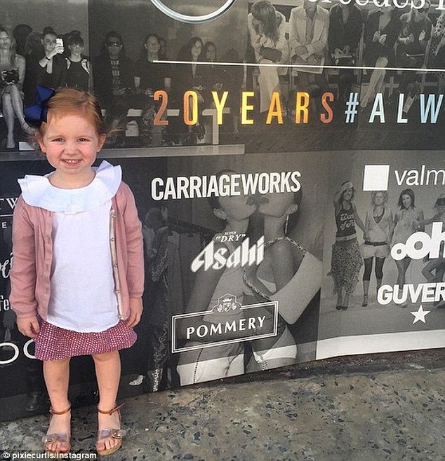 Φρενίτιδα στην Αυστραλία για την 3χρονη κοκκινομάλλα fashionista: Τη σέρνουν από show σε show [εικόνες] | iefimerida.gr 2