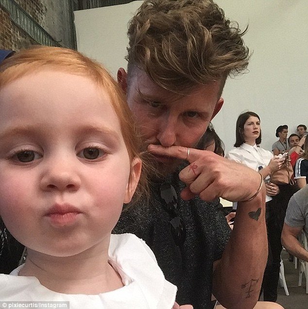 Φρενίτιδα στην Αυστραλία για την 3χρονη κοκκινομάλλα fashionista: Τη σέρνουν από show σε show [εικόνες] | iefimerida.gr 4