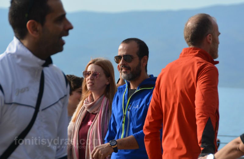 Ενώ χθες τον βλέπαμε να μαγειρεύει στο MasterChef, αυτός ήταν στην... Υδρα! Τι στο καλό συμβαίνει; [εικόνες]  | iefimerida.gr 0