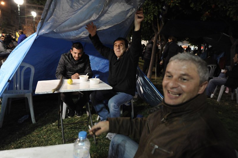 Ολονυχτία με φασολάδα - Οι αγρότες κατασκηνώνουν στο Σύνταγμα | iefimerida.gr 0