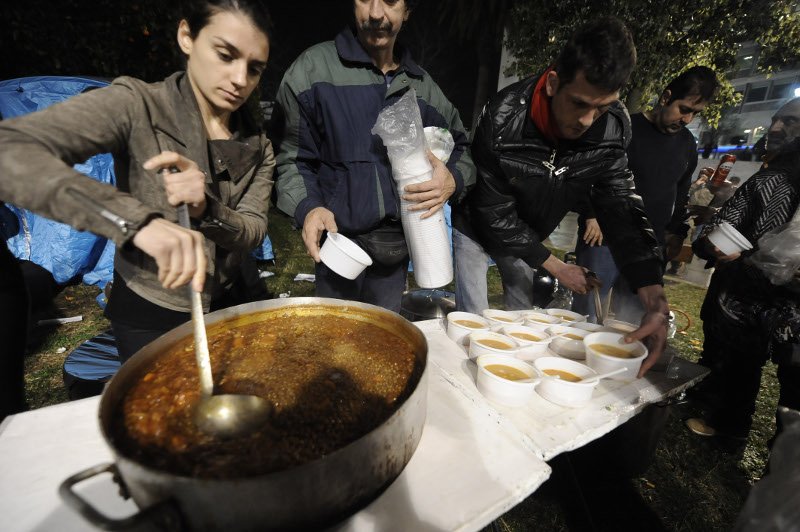 Ολονυχτία με φασολάδα - Οι αγρότες κατασκηνώνουν στο Σύνταγμα | iefimerida.gr 1