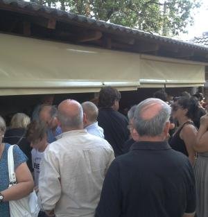 «Μάχη» στα Τρίκαλα για ένα πιάτο δωρεάν φασολάδα [εικόνες] | iefimerida.gr 0