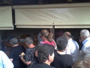 «Μάχη» στα Τρίκαλα για ένα πιάτο δωρεάν φασολάδα [εικόνες] | iefimerida.gr 1