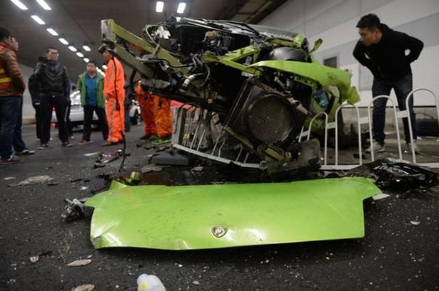 Κίνα: Σμπαράλια Lamborghini και Ferrari από αγώνα αλά Fast and Furious [εικόνες] | iefimerida.gr 2