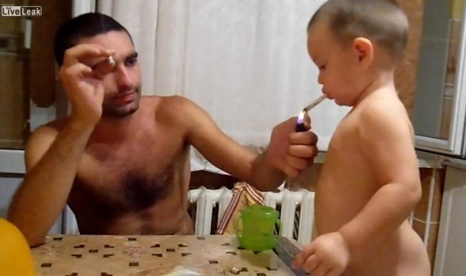 «Στοργικός» πατέρας μαθαίνει σε μωρό να καπνίζει -Το φρικτό βίντεο έγινε αυτομάτως viral [εικόνες&βίντεο] | iefimerida.gr 1