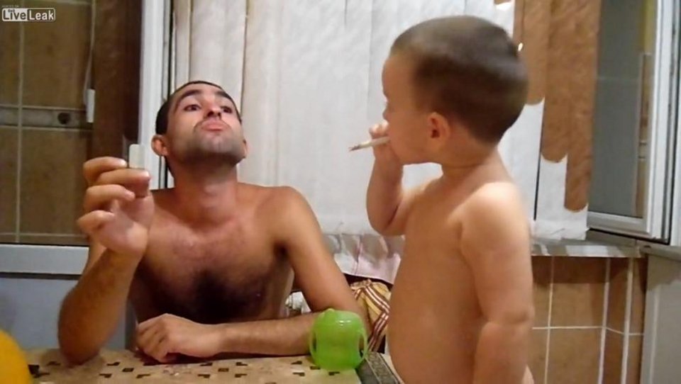 «Στοργικός» πατέρας μαθαίνει σε μωρό να καπνίζει -Το φρικτό βίντεο έγινε αυτομάτως viral [εικόνες&βίντεο] | iefimerida.gr 2