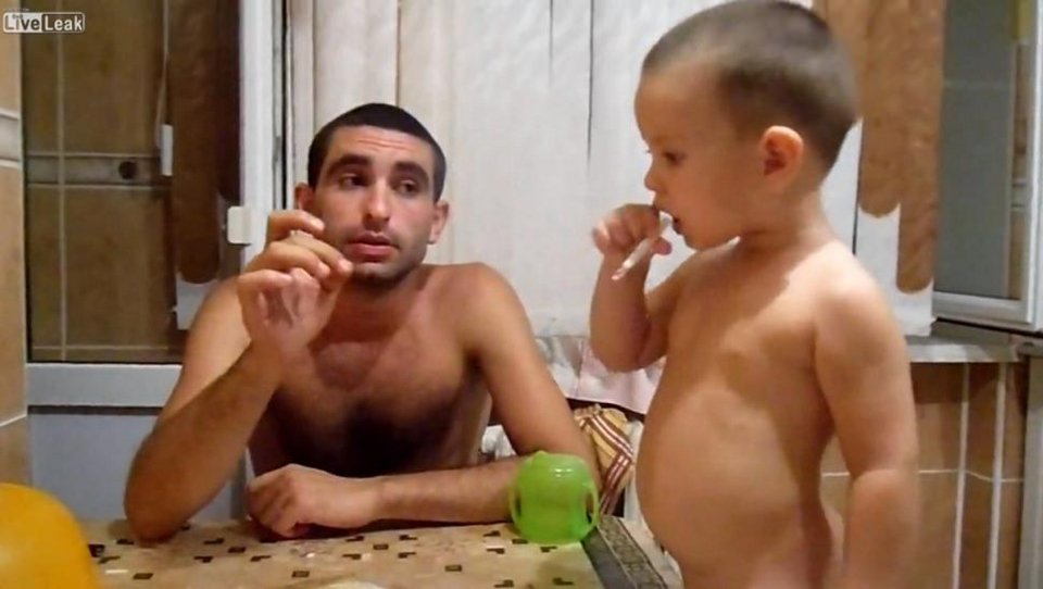 «Στοργικός» πατέρας μαθαίνει σε μωρό να καπνίζει -Το φρικτό βίντεο έγινε αυτομάτως viral [εικόνες&βίντεο] | iefimerida.gr 3