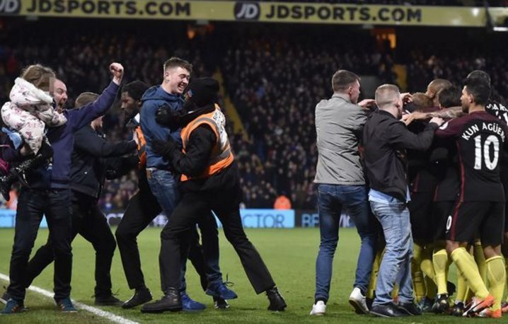 Ο μπαμπάς της χρονιάς - Πανηγύρισε εισβάλλοντας στο γήπεδο με την κόρη αγκαλιά [βίντεο] | iefimerida.gr 0