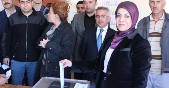 Στην Τουρκία εξελέγη η πρώτη δήμαρχος με μαντίλα [εικόνες] | iefimerida.gr 1