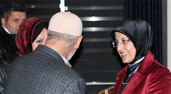 Στην Τουρκία εξελέγη η πρώτη δήμαρχος με μαντίλα [εικόνες] | iefimerida.gr 2