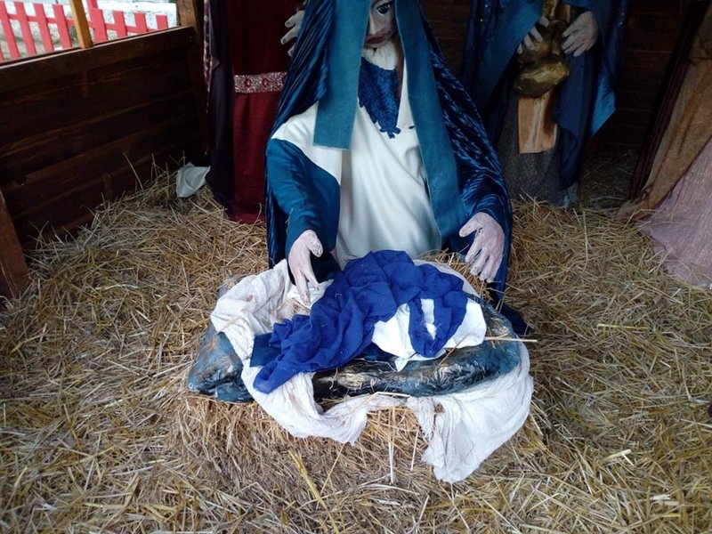 Λάρισα: Εκλέψαν το «θείο βρέφος» από τη φάτνη στην κεντρική πλατεία [εικόνες] | iefimerida.gr 0