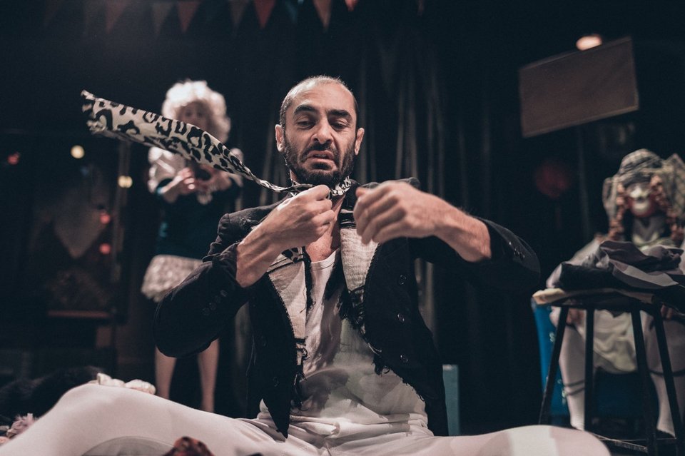 Ο Συσσοβίτης ερμηνεύει Μάτεσι -Είναι ένας περιπλανώμενος μπουλουκτζής [εικόνες] | iefimerida.gr 0