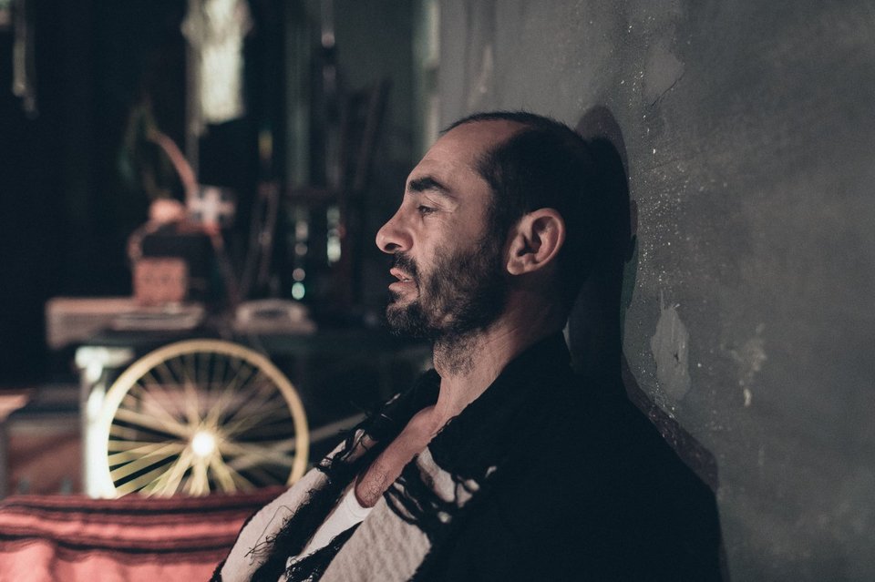 Ο Συσσοβίτης ερμηνεύει Μάτεσι -Είναι ένας περιπλανώμενος μπουλουκτζής [εικόνες] | iefimerida.gr 5