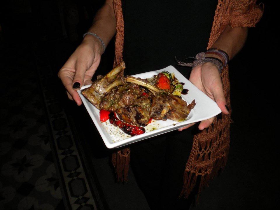 Μια γεύση από παλιά Αθήνα στη Favela - Καφές αλλά και φαγητό σε μια από τις ωραιότερες αυλές της Αθήνας [εικόνες] | iefimerida.gr 2