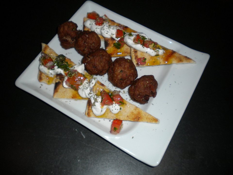 Μια γεύση από παλιά Αθήνα στη Favela - Καφές αλλά και φαγητό σε μια από τις ωραιότερες αυλές της Αθήνας [εικόνες] | iefimerida.gr 4