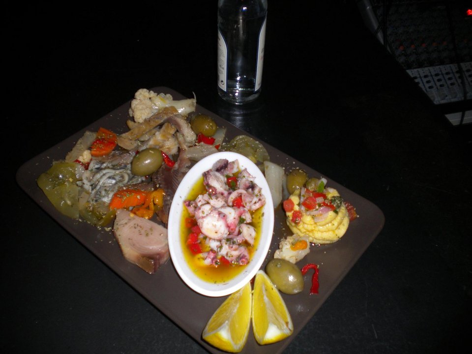 Μια γεύση από παλιά Αθήνα στη Favela - Καφές αλλά και φαγητό σε μια από τις ωραιότερες αυλές της Αθήνας [εικόνες] | iefimerida.gr 1