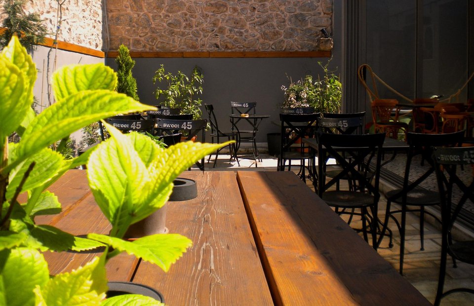 Μια γεύση από παλιά Αθήνα στη Favela - Καφές αλλά και φαγητό σε μια από τις ωραιότερες αυλές της Αθήνας [εικόνες] | iefimerida.gr 7