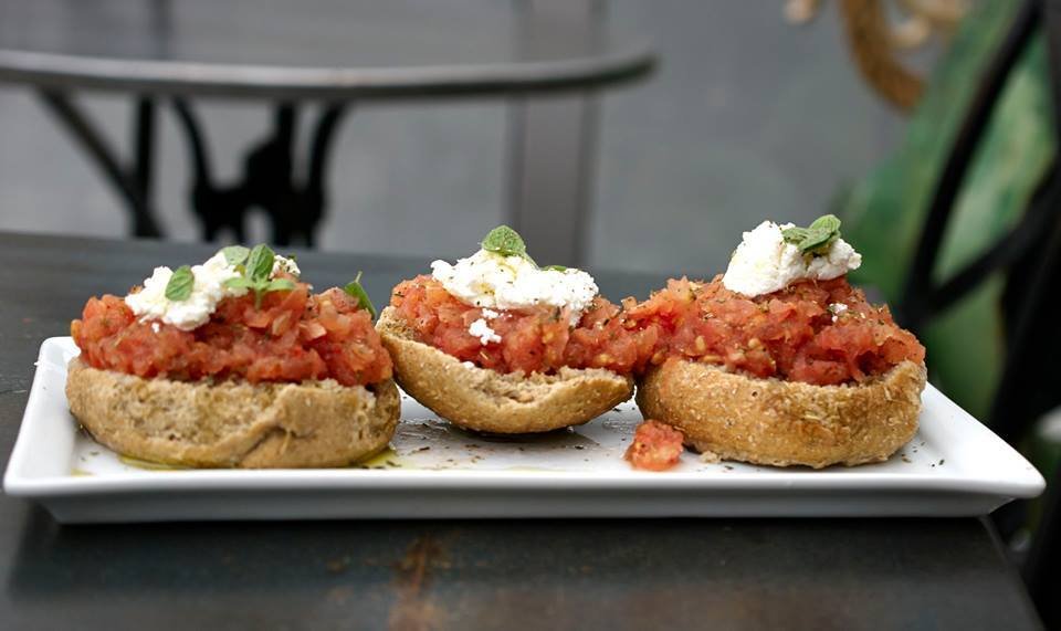 Μια γεύση από παλιά Αθήνα στη Favela - Καφές αλλά και φαγητό σε μια από τις ωραιότερες αυλές της Αθήνας [εικόνες] | iefimerida.gr 5