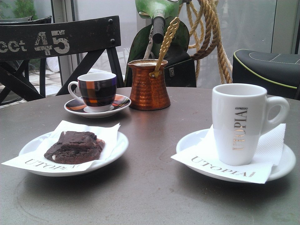 Μια γεύση από παλιά Αθήνα στη Favela - Καφές αλλά και φαγητό σε μια από τις ωραιότερες αυλές της Αθήνας [εικόνες] | iefimerida.gr 6