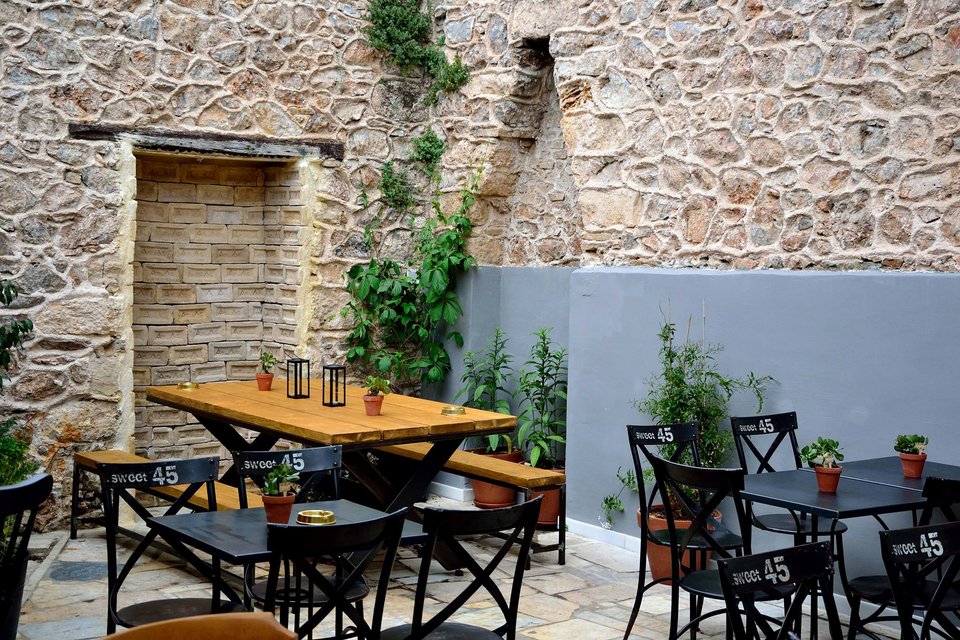Μια γεύση από παλιά Αθήνα στη Favela - Καφές αλλά και φαγητό σε μια από τις ωραιότερες αυλές της Αθήνας [εικόνες] | iefimerida.gr 8