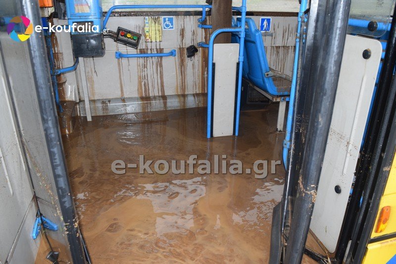 Μέσα στο λεωφορείο που... βούλιαξε στη Θεσσαλονίκη [εικόνες] | iefimerida.gr 2