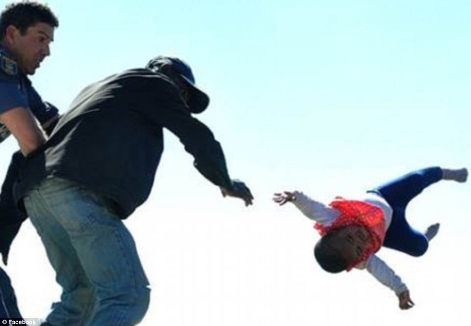 Eικόνες-σοκ: Πέταξε την ενός έτους κόρη του από την σκεπή για να μην του γκρεμίσουν το σπίτι [εικόνες] | iefimerida.gr 3