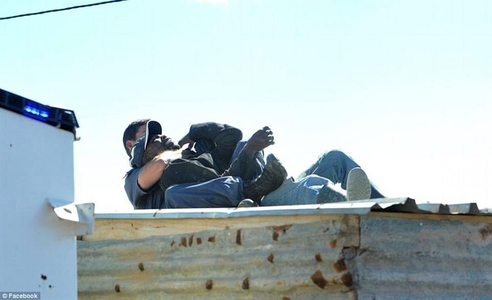 Eικόνες-σοκ: Πέταξε την ενός έτους κόρη του από την σκεπή για να μην του γκρεμίσουν το σπίτι [εικόνες] | iefimerida.gr 5