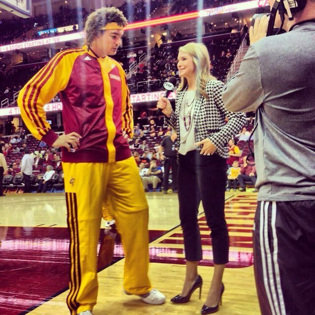 Η ξανθιά δημοσιογράφος που έχει... τρελάνει το ΝΒΑ [εικόνες & βίντεο] | iefimerida.gr 1