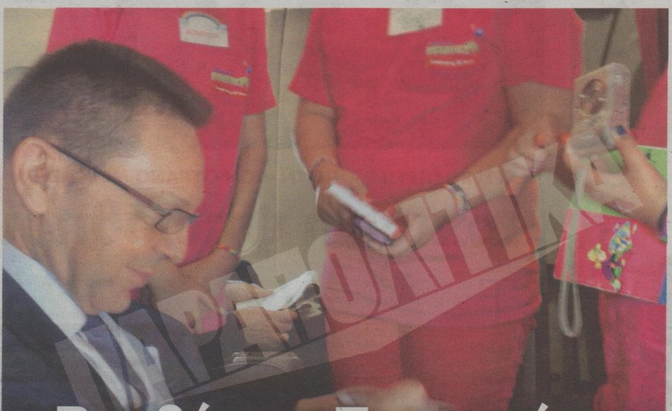 Ο Γιάννης Στουρνάρας σε ρόλο... σταρ υπογράφει αυτόγραφα σε θαυμάστριες! [εικόνα] | iefimerida.gr 0