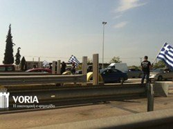 Η Χρυσή Αυγή προκαλεί - Κατέλαβαν όλα τα διόδια και μοιράζουν φυλλάδια [εικόνες] | iefimerida.gr 1