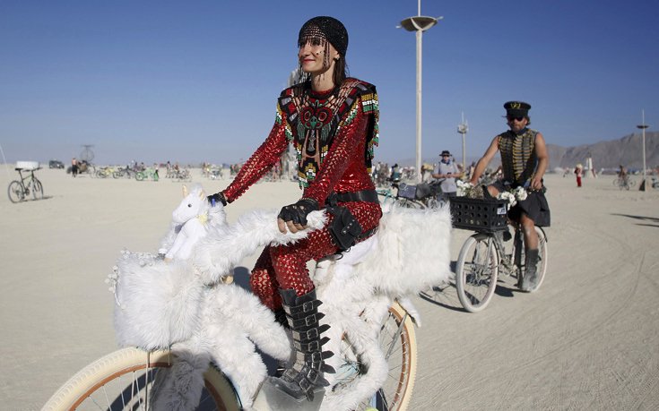 Σεξ, ναρκωτικά και κοστούμια – Ενα πάρτι οργίων στην μέση της ερήμου [εικόνες]  | iefimerida.gr 1