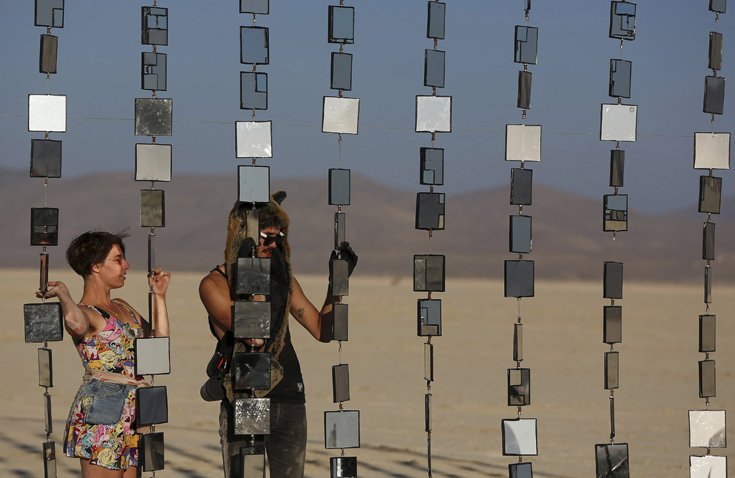 Σεξ, ναρκωτικά και κοστούμια – Ενα πάρτι οργίων στην μέση της ερήμου [εικόνες]  | iefimerida.gr 4