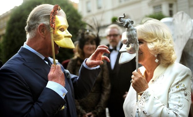 Φρίκη: Ο «γατούλης» πρίγκιπας Κάρολος κάνει «ζουζουνιές» στην Καμίλα [εικόνα] | iefimerida.gr 0