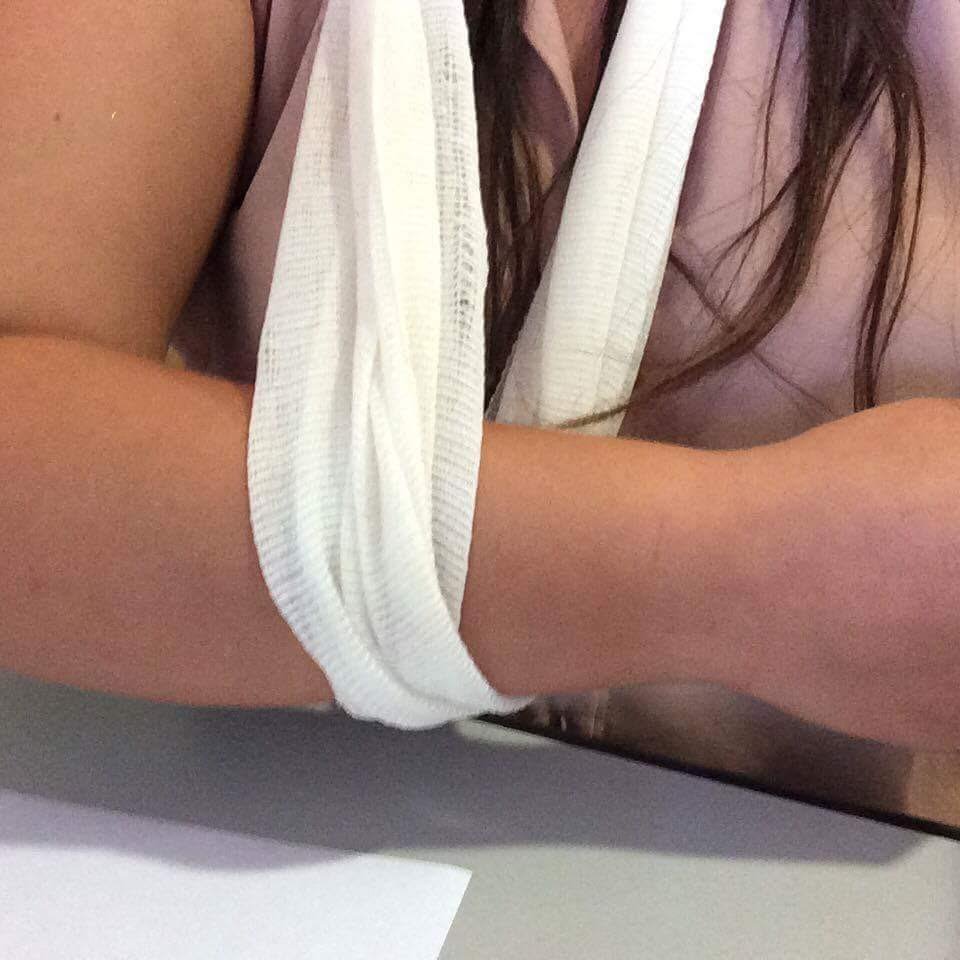 Δημοσιογράφος της Κέρκυρας καταγγέλλει ότι την χτύπησαν εν ώρα ρεπορτάζ [εικόνες] | iefimerida.gr 1