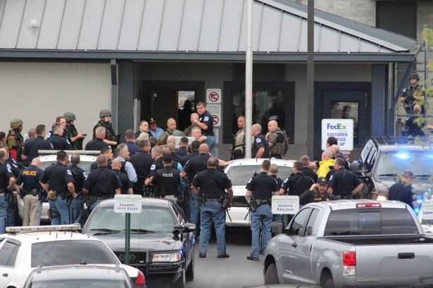 Ανδρας οπλισμένος σαν τον Ράμπο, άνοιξε πυρ μέσα σε κτίριο της FedEx στην Ατλάντα -Εξι τραυματίες [εικόνες&βίντεο] | iefimerida.gr 1