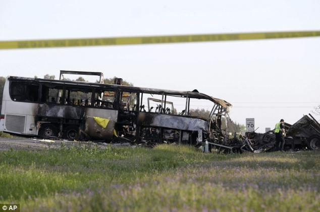 Τραγωδία στις ΗΠΑ με 10 νεκρούς μεταξύ των οποίων 7 παιδιά -Φορτηγό συγκρούστηκε με σχολικό [εικόνες&βίντεο] | iefimerida.gr 1