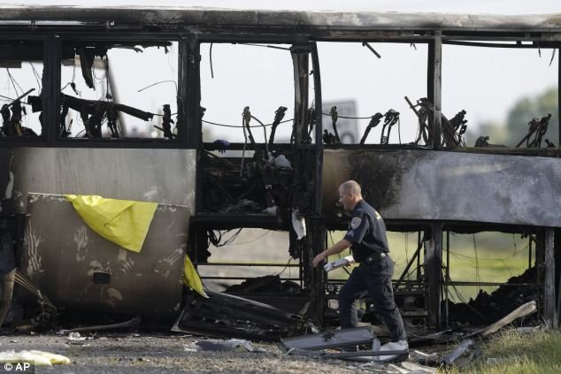 Τραγωδία στις ΗΠΑ με 10 νεκρούς μεταξύ των οποίων 7 παιδιά -Φορτηγό συγκρούστηκε με σχολικό [εικόνες&βίντεο] | iefimerida.gr 2