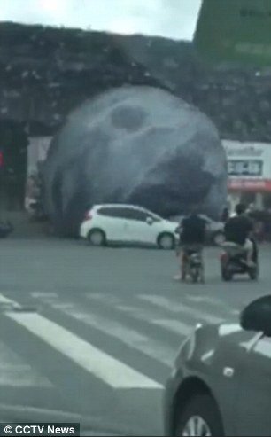 Τεράστιο φουσκωτό φεγγάρι προκαλεί χάος στους δρόμους κινεζικής πόλης [εικόνες & βίντεο] | iefimerida.gr 1