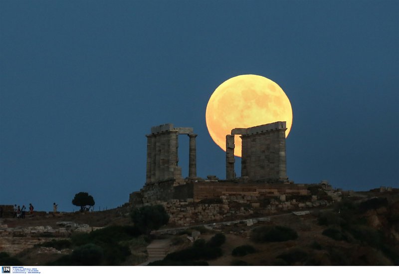 Το φεγγάρι πάνω από τον ναό του Ποσειδώνα στο Σούνιο -Φωτογραφίες: INTIMENEWS/ΛΙΑΚΟΣ ΓΙΑΝΝΗΣ