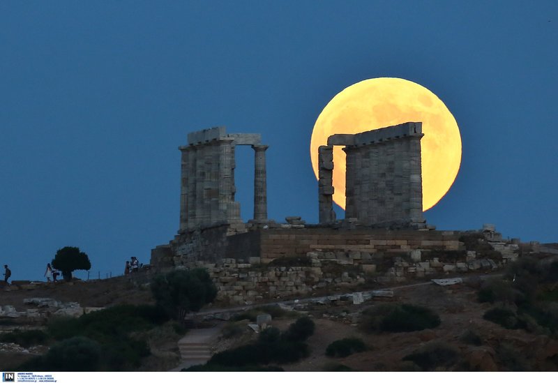 Το «ματωμένο φεγγάρι» έκανε την εμφάνισή του στον ελληνικό ουρανό -Μαγικές εικόνες | iefimerida.gr 0