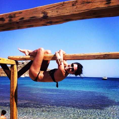 Η μπικινοφορούσα Σίσσυ Φειδά κρεμασμένη ανάποδα από στύλο σε παραλία της Μυκόνου [εικόνα] | iefimerida.gr 0