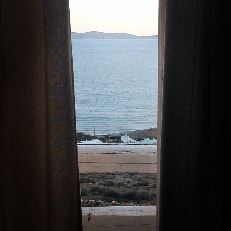 Η μπικινοφορούσα Σίσσυ Φειδά κρεμασμένη ανάποδα από στύλο σε παραλία της Μυκόνου [εικόνα] | iefimerida.gr 1