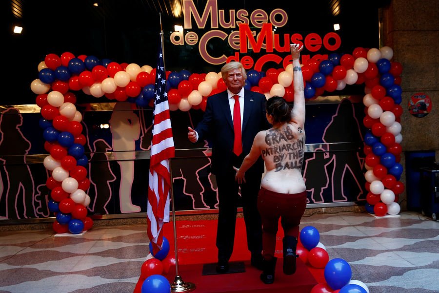 Στη Μαδρίτη, μια Femen πιάνει τον Ντόναλντ Τραμπ από τα αρ@@ια [εικόνες] | iefimerida.gr 0