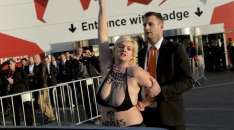 Femen κατά Ζούκερμπεργκ- Διαμαρτυρήθηκαν γυμνόστηθες [εικόνες & βίντεο] | iefimerida.gr 2