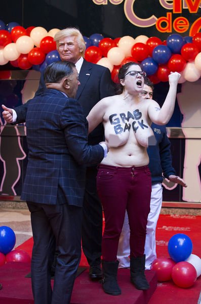 Στη Μαδρίτη, μια Femen πιάνει τον Ντόναλντ Τραμπ από τα αρ@@ια [εικόνες] | iefimerida.gr 4