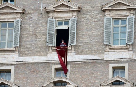 Γυμνόστηθη διαδήλωση κατά τη διάρκεια της προσευχής του Πάπα [εικόνες] | iefimerida.gr 1