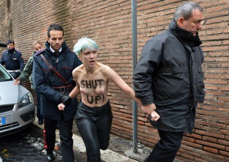 Γυμνόστηθη διαδήλωση κατά τη διάρκεια της προσευχής του Πάπα [εικόνες] | iefimerida.gr 7